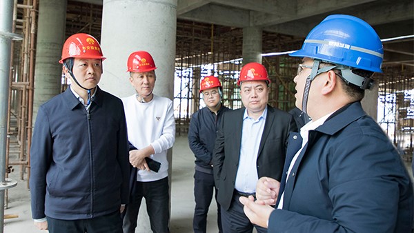 黄伟雄一行赴市中心医院新址建设项目调研