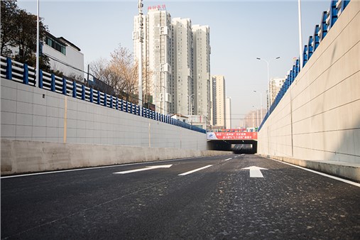 青年路下穿地道今日起开放通行
